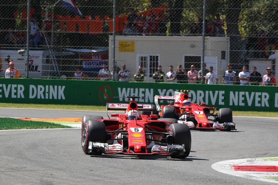 Vettel davanti a Raikkonen. LaPresse